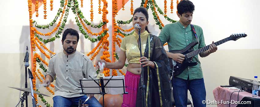band-performance-at-aadyam-ladies-sangeet-theatre-in-delhi