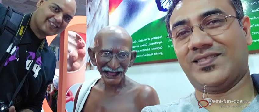 Selfie-with-Mahatma-Gandhi-at-khadi-pavilion-trade-fair-2015