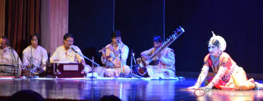 The musicians accompanying Ranjana Gauhar and Saroja Vaidyanathan were best of the lot and they enormously added to the quality of the performance. 