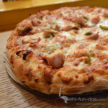 smoked-chicken-pizza-at-instapizza-galleria-gurgaon